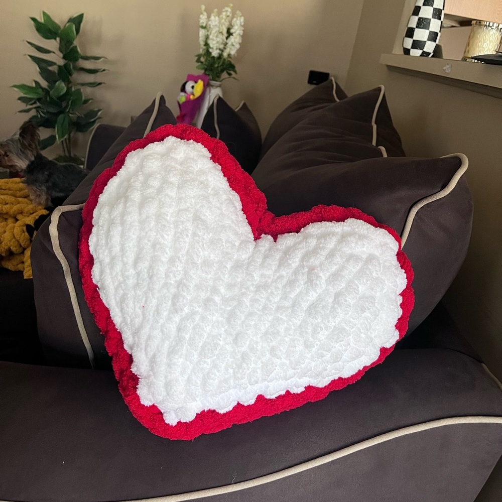 ❤️Handmade Chunky Heart-Shaped Red and White Decorative Pillow❤️